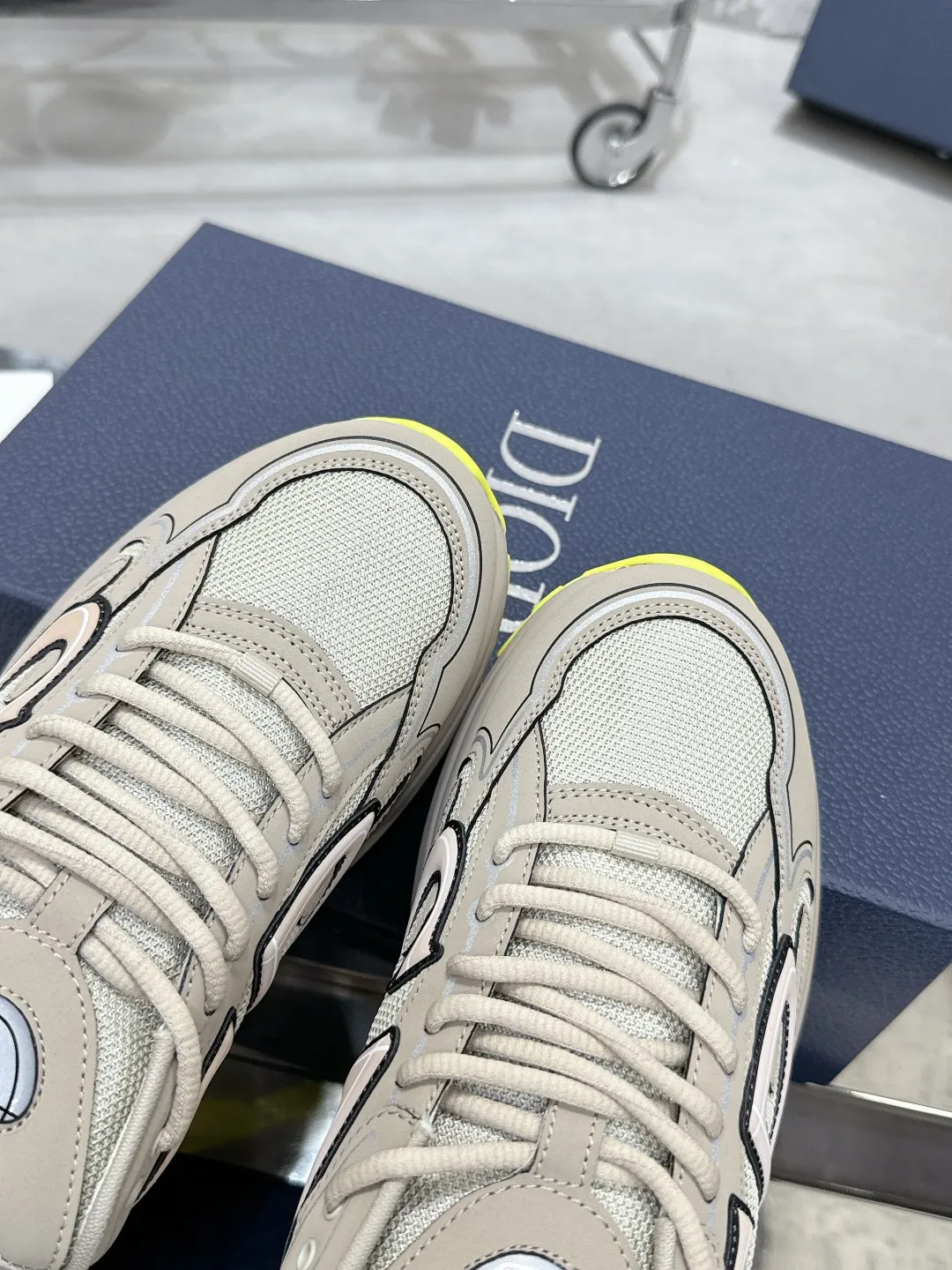 Men's men's shoes 💰600❤️❤️❤️High version Dior Dior's latest color matching B30 series reflective dad sneakers original 17380💰 purchased for development and production Brand new B30 sneakers Dad Shoes style shoes that follow the trend of the retro market The Dior logo on the tongue also indicates that this pair of shoes is the B30 model! B30 uses fine-textured leather and mesh cloth materials to form a shoe body. There are conspicuous letters CD on both sides of the shoe body to indicate identity. Many lines on the shoe body outline details to make the shoes look less monotonous and full of retro flavor. The delivery counter is exquisitely packaged🛍📦 ▪️Fabric: Original customized technical fabric + mesh ▪️Inner lining: Customized breathable lining ▪️Outsole: Original molded IP foam + TPU outsole ▪️Sole thickness: 3.5CM ▪️Size: Women’s size 35-40 / Men’s size 39-46